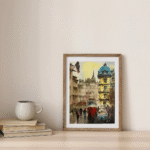 تابلوی آبرنگ «عبور» با تصویری از خیابان شلوغ، تراموا و نمایی از معماری کلاسیک شهری