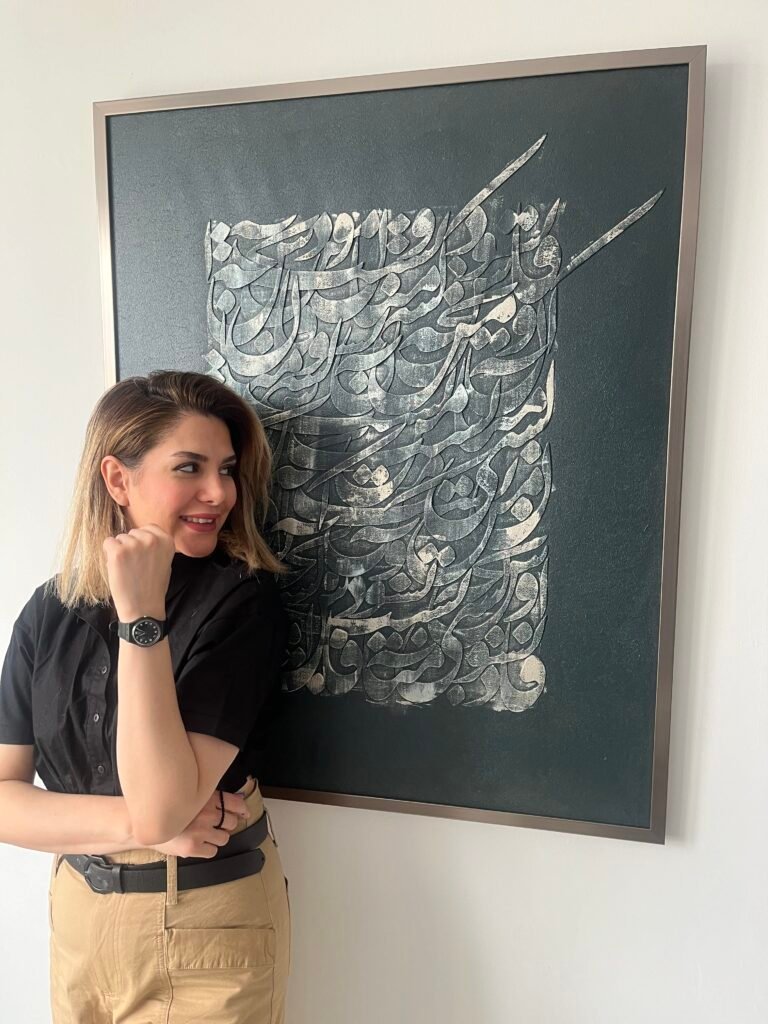 پرتره محیا طاهریان، هنرمند و مدرس آموزش کالیگرافی