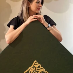 پرتره محیا طاهریان با تابلو کالیگرافی هنری و نقاشی آبرنگ